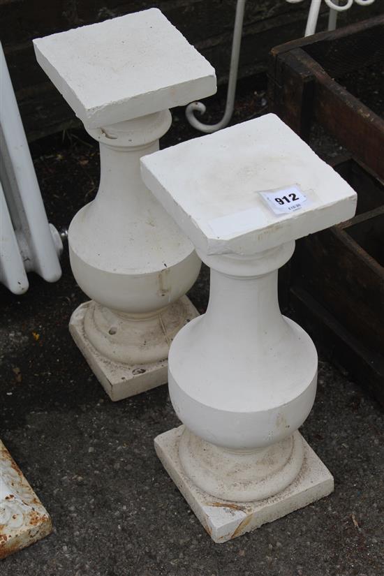 Pair of plaster columns(-)